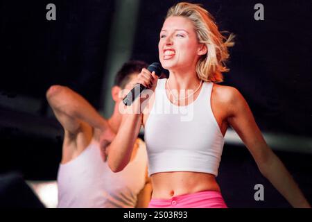 DANNII MINOGUE, KONZERT, 1995: Ein junger Dannii Minogue tritt am 12. August 1995 auf dem Cardiff Big Weekend Festival auf dem Museum Rwns in Cardiff, Wales auf. Foto: ROB WATKINS. INFO: Dannii Minogue ist eine australische Sängerin, Schauspielerin und TV-Persönlichkeit, die für ihre Pop-Hits und ihre dynamische Karriere bekannt ist. Die jüngere Schwester von Kylie Minogue erlangte Bekanntheit durch Songs wie I Begin to Wonder und als Jurymitglied am X Factor. Stockfoto