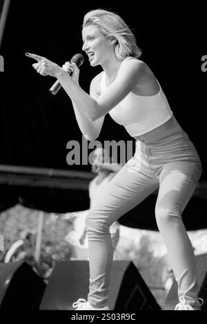 DANNII MINOGUE, KONZERT, 1995: Ein junger Dannii Minogue tritt am 12. August 1995 auf dem Cardiff Big Weekend Festival auf dem Museum Rwns in Cardiff, Wales auf. Foto: ROB WATKINS. INFO: Dannii Minogue ist eine australische Sängerin, Schauspielerin und TV-Persönlichkeit, die für ihre Pop-Hits und ihre dynamische Karriere bekannt ist. Die jüngere Schwester von Kylie Minogue erlangte Bekanntheit durch Songs wie I Begin to Wonder und als Jurymitglied am X Factor. Stockfoto