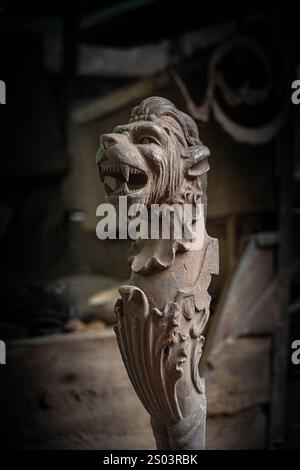 Ein detailliertes Bronze-Kunsthandwerk, handgefertigt in einer Straßenküche in Alexandria, Ägypten. Die Hand des Handwerkers unterstreicht die komplizierte Handwerkskunst. Stockfoto