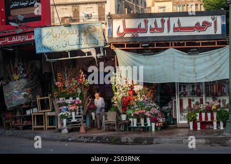 Ein lebhaftes Blumengeschäft in Alexandria, Ägypten, mit bunten Blumensträußen und Pflanzen, das lokale urbane Leben und traditionellen Straßenhandel zeigt. Stockfoto