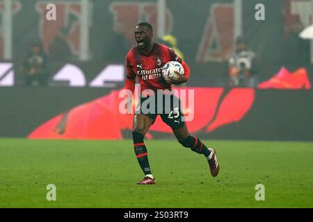 Fikayo Tomori (AC Mailand); feiert nach 2-1 Treffern während des Fußballspiels der Serie A zwischen Mailand und Inter im San Siro Stadion, Norditalien - Montag, den 22. April 2024. Sport - Fußball . (Foto: Spada/LaPresse) Credit: LaPresse/Alamy Live News Stockfoto