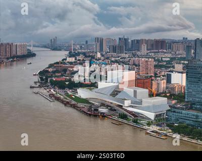 (241224) -- GUANGZHOU, 24. Dezember 2024 (Xinhua) -- ein Luftdrohnenfoto vom 27. April 2024 zeigt einen Blick auf das Bai'etan Greater Bay Area (GBA) Art Center in Guangzhou, südchinesischer Provinz Guangdong. Auf einer Fläche von 56.000 Quadratkilometern, was weniger als 0,6 Prozent der gesamten Landfläche des Landes entspricht, erwirtschaftete die Guangdong-Hong Kong-Macao-Großraumregion 2023 eine Wirtschaftsleistung von mehr als 14 Billionen Yuan, was etwa einem Neuntel der nationalen Gesamtmenge entspricht. Es gehört zu den offensten und wirtschaftlich dynamischsten Regionen Chinas und gehört auch zu den Regionen mit der höchsten wirtschaftlichen Entwicklung Stockfoto