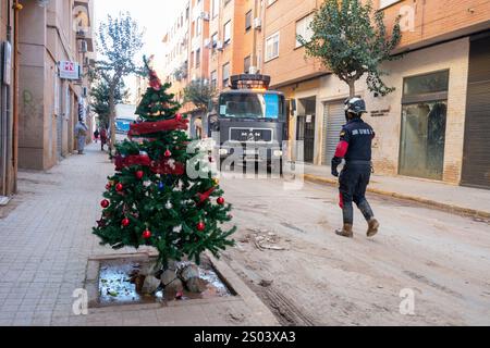 Valencia, Spanien. Dezember 2024. Am Heiligabend entfernen spanische Soldaten weiterhin Schlamm aus den Überschwemmungen in Valencia, die durch die Dana verursacht wurden, fast zwei Monate später. Sie verteilen auch Weihnachtsboni in Paiporta. Quelle: Salva Garrigues/Alamy Live News Stockfoto