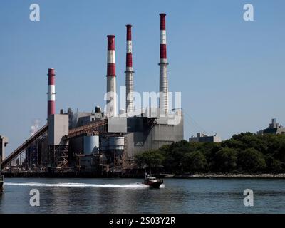 Ravenswood Stromerzeugungsstation New york manhattan Blick vom östlichen Fluss Roosvelt Island Panorama Stockfoto