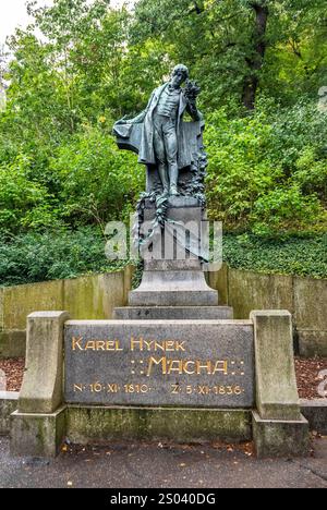 Bronzestatue von Karel Hynek Mácha in den Gärten von Petřín, Bezirk Malá Strana (Kleinstadt), Prag, Tschechien Stockfoto