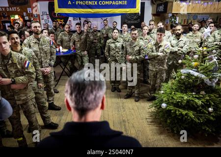 RUKLA - Premierminister Dirk Schoof spricht während eines Weihnachtsessens mit niederländischem Militär auf der Militärbasis in Rukla nahe der russischen Grenze. Litauen ist Teil der Europäischen Union und Mitglied der NATO. Militärangehörige aus verschiedenen Ländern trainieren hier, um die litauische Bevölkerung zu beruhigen und Russland von aggressiven Aktionen abzuhalten. ANP RAMON VAN FLYMEN niederlande aus - belgien aus Stockfoto