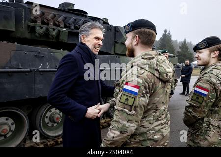 RUKLA - Premierminister Dirk Schoof besucht die Militärbasis in Rukla nahe der russischen Grenze, wo auch niederländische Militärs stationiert sind. Litauen ist Teil der Europäischen Union und Mitglied der NATO. Militärangehörige aus verschiedenen Ländern trainieren hier, um die litauische Bevölkerung zu beruhigen und Russland von aggressiven Aktionen abzuhalten. ANP RAMON VAN FLYMEN niederlande aus - belgien aus Stockfoto