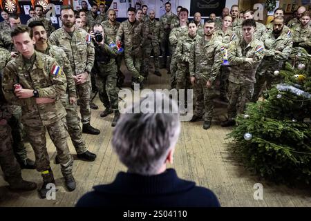 RUKLA - Premierminister Dirk Schoof spricht während eines Weihnachtsessens mit niederländischem Militär auf der Militärbasis in Rukla nahe der russischen Grenze. Litauen ist Teil der Europäischen Union und Mitglied der NATO. Militärpersonal aus verschiedenen Ländern trainiert hier, um die litauische Bevölkerung zu beruhigen und Russland von aggressiven Aktionen abzuhalten. ANP RAMON VAN FLYMEN niederlande aus - belgien aus Stockfoto