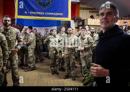 RUKLA - Premierminister Dirk Schoof spricht während eines Weihnachtsessens mit niederländischem Militär auf der Militärbasis in Rukla nahe der russischen Grenze. Litauen ist Teil der Europäischen Union und Mitglied der NATO. Militärangehörige aus verschiedenen Ländern trainieren hier, um die litauische Bevölkerung zu beruhigen und Russland von aggressiven Aktionen abzuhalten. ANP RAMON VAN FLYMEN niederlande aus - belgien aus Stockfoto