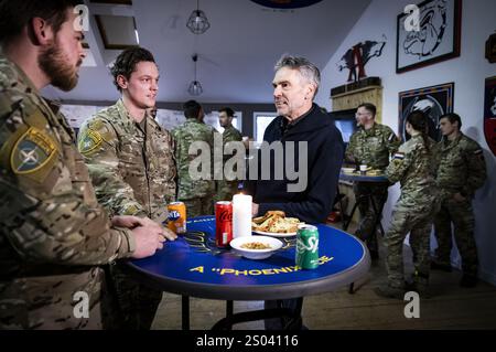 RUKLA - Premierminister Dirk Schoof spricht während eines Weihnachtsessens mit niederländischem Militär auf der Militärbasis in Rukla nahe der russischen Grenze. Litauen ist Teil der Europäischen Union und Mitglied der NATO. Militärangehörige aus verschiedenen Ländern trainieren hier, um die litauische Bevölkerung zu beruhigen und Russland von aggressiven Aktionen abzuhalten. ANP RAMON VAN FLYMEN niederlande aus - belgien aus Stockfoto