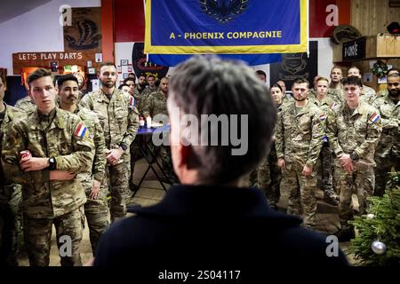 RUKLA - Premierminister Dirk Schoof spricht während eines Weihnachtsessens mit niederländischem Militär auf der Militärbasis in Rukla nahe der russischen Grenze. Litauen ist Teil der Europäischen Union und Mitglied der NATO. Militärangehörige aus verschiedenen Ländern trainieren hier, um die litauische Bevölkerung zu beruhigen und Russland von aggressiven Aktionen abzuhalten. ANP RAMON VAN FLYMEN niederlande aus - belgien aus Stockfoto