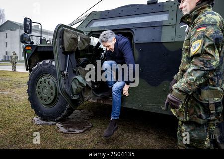 RUKLA - Premierminister Dirk Schoof besucht die Militärbasis in Rukla nahe der russischen Grenze, wo auch niederländische Militärs stationiert sind. Litauen ist Teil der Europäischen Union und Mitglied der NATO. Militärangehörige aus verschiedenen Ländern trainieren hier, um die litauische Bevölkerung zu beruhigen und Russland von aggressiven Aktionen abzuhalten. ANP RAMON VAN FLYMEN niederlande aus - belgien aus Stockfoto