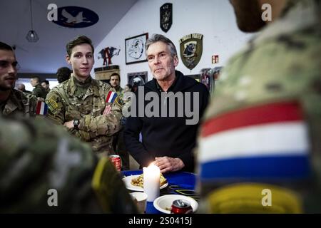 RUKLA - Premierminister Dirk Schoof spricht während eines Weihnachtsessens mit niederländischem Militär auf der Militärbasis in Rukla nahe der russischen Grenze. Litauen ist Teil der Europäischen Union und Mitglied der NATO. Militärangehörige aus verschiedenen Ländern trainieren hier, um die litauische Bevölkerung zu beruhigen und Russland von aggressiven Aktionen abzuhalten. ANP RAMON VAN FLYMEN niederlande aus - belgien aus Stockfoto