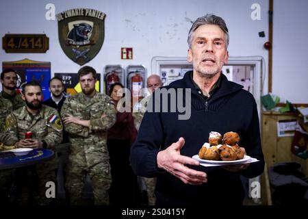RUKLA - Premierminister Dirk Schoof spricht während eines Weihnachtsessens mit niederländischem Militär auf der Militärbasis in Rukla nahe der russischen Grenze. Litauen ist Teil der Europäischen Union und Mitglied der NATO. Militärangehörige aus verschiedenen Ländern trainieren hier, um die litauische Bevölkerung zu beruhigen und Russland von aggressiven Aktionen abzuhalten. ANP RAMON VAN FLYMEN niederlande aus - belgien aus Stockfoto
