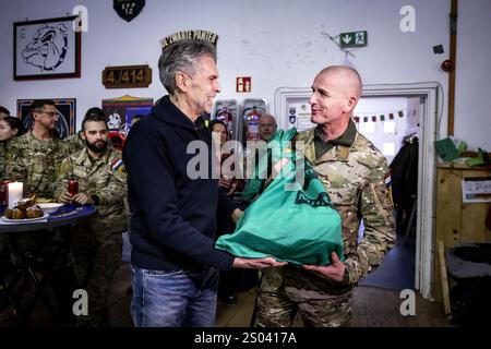RUKLA - Premierminister Dirk Schoof spricht während eines Weihnachtsessens mit niederländischem Militär auf der Militärbasis in Rukla nahe der russischen Grenze. Litauen ist Teil der Europäischen Union und Mitglied der NATO. Militärangehörige aus verschiedenen Ländern trainieren hier, um die litauische Bevölkerung zu beruhigen und Russland von aggressiven Aktionen abzuhalten. ANP RAMON VAN FLYMEN niederlande aus - belgien aus Stockfoto