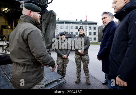 RUKLA - Premierminister Dirk Schoof mit seinem litauischen Amtskollegen Gintautas Paluckas auf dem Militärstützpunkt in Rukla nahe der russischen Grenze, wo auch niederländisches Militär stationiert ist. Litauen ist Teil der Europäischen Union und Mitglied der NATO. Militärangehörige aus verschiedenen Ländern trainieren hier, um die litauische Bevölkerung zu beruhigen und Russland von aggressiven Aktionen abzuhalten. ANP RAMON VAN FLYMEN niederlande aus - belgien aus Stockfoto