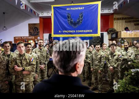 RUKLA - Premierminister Dirk Schoof spricht während eines Weihnachtsessens mit niederländischem Militär auf der Militärbasis in Rukla nahe der russischen Grenze. Litauen ist Teil der Europäischen Union und Mitglied der NATO. Militärangehörige aus verschiedenen Ländern trainieren hier, um die litauische Bevölkerung zu beruhigen und Russland von aggressiven Aktionen abzuhalten. ANP RAMON VAN FLYMEN niederlande aus - belgien aus Stockfoto