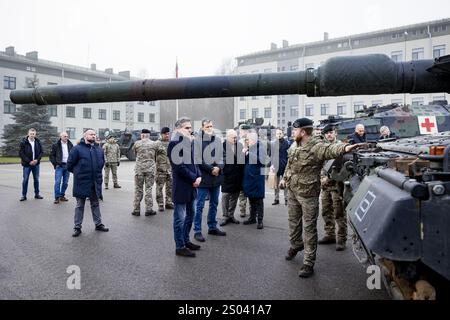 RUKLA - Premierminister Dirk Schoof mit seinem litauischen Amtskollegen Gintautas Paluckas auf dem Militärstützpunkt in Rukla nahe der russischen Grenze, wo auch niederländisches Militär stationiert ist. Litauen ist Teil der Europäischen Union und Mitglied der NATO. Militärangehörige aus verschiedenen Ländern trainieren hier, um die litauische Bevölkerung zu beruhigen und Russland von aggressiven Aktionen abzuhalten. ANP RAMON VAN FLYMEN niederlande aus - belgien aus Stockfoto