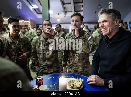 RUKLA - Premierminister Dirk Schoof spricht während eines Weihnachtsessens mit niederländischem Militär auf der Militärbasis in Rukla nahe der russischen Grenze. Litauen ist Teil der Europäischen Union und Mitglied der NATO. Militärangehörige aus verschiedenen Ländern trainieren hier, um die litauische Bevölkerung zu beruhigen und Russland von aggressiven Aktionen abzuhalten. ANP RAMON VAN FLYMEN niederlande aus - belgien aus Stockfoto