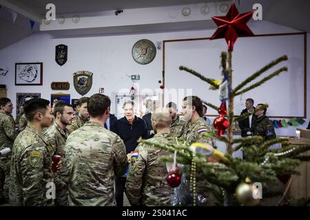 RUKLA - Premierminister Dirk Schoof spricht während eines Weihnachtsessens mit niederländischem Militär auf der Militärbasis in Rukla nahe der russischen Grenze. Litauen ist Teil der Europäischen Union und Mitglied der NATO. Militärangehörige aus verschiedenen Ländern trainieren hier, um die litauische Bevölkerung zu beruhigen und Russland von aggressiven Aktionen abzuhalten. ANP RAMON VAN FLYMEN niederlande aus - belgien aus Stockfoto