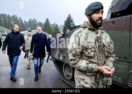 RUKLA - Premierminister Dirk Schoof mit seinem litauischen Amtskollegen Gintautas Paluckas auf dem Militärstützpunkt in Rukla nahe der russischen Grenze, wo auch niederländisches Militär stationiert ist. Litauen ist Teil der Europäischen Union und Mitglied der NATO. Militärangehörige aus verschiedenen Ländern trainieren hier, um die litauische Bevölkerung zu beruhigen und Russland von aggressiven Aktionen abzuhalten. ANP RAMON VAN FLYMEN niederlande aus - belgien aus Stockfoto