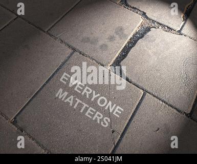 Jeder zählt Wörter, die auf gerissenem Papier mit Hintergrund geschrieben sind. Konzeptionelles Symbol „jeder zählt“. Kopierbereich. Stockfoto