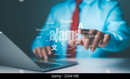 Sprachübersetzung und mehrsprachige Kommunikation, Konzept der mehrsprachigen Sprachübersetzungstechnologie. Person zeigt auf holographischen Globus mit Sprache Stockfoto
