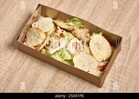 Ein lebendiger Salat mit gegrillten Garnelen, gemischtem Gemüse, Avocado, Tomaten und Parmesankäse Stockfoto