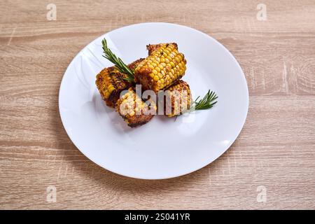 Gegrillter Mais auf dem Kolben, gewürzt mit Kräutern und Gewürzen. Stockfoto