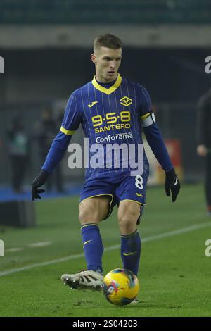 Verona, Italien. Dezember 2024. Darko Lazovic von Hellas Verona wurde während des Fußballspiels der italienischen Serie A zwischen Hellas Verona und AC Milan im Stadio Marcantonio Bentegodi beobachtet. Endpunktzahl: Mailand 1:0 Verona. (Foto von Emanuele Pennacchio/SOPA Images/SIPA USA) Credit: SIPA USA/Alamy Live News Stockfoto