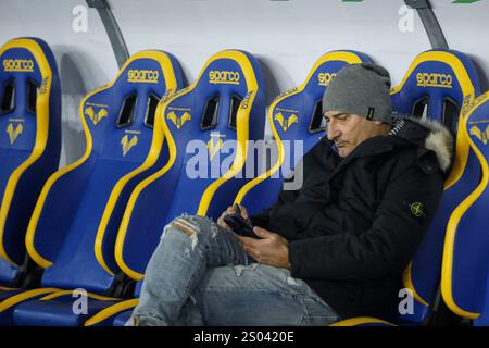 Verona, Italien. Dezember 2024. Maurizio Setti, Präsident Hellas Verona, war bei der italienischen Serie A im Stadio Marcantonio Bentegodi dabei. Endpunktzahl: Mailand 1:0 Verona. (Foto von Emanuele Pennacchio/SOPA Images/SIPA USA) Credit: SIPA USA/Alamy Live News Stockfoto