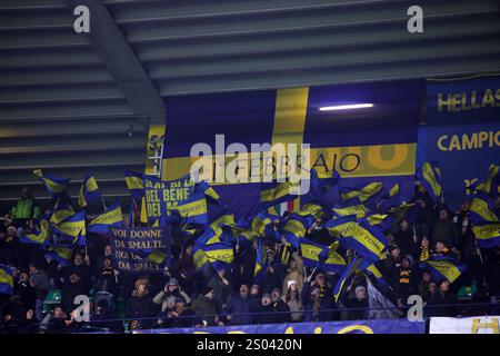 Verona, Italien. Dezember 2024. Die Fans von Hellas Verona jubeln beim italienischen Fußballspiel der Serie A zwischen Hellas Verona und dem AC Milan im Stadio Marcantonio Bentegodi an. Endpunktzahl: Mailand 1:0 Verona. (Foto von Emanuele Pennacchio/SOPA Images/SIPA USA) Credit: SIPA USA/Alamy Live News Stockfoto