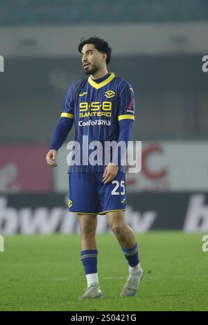 Verona, Italien. Dezember 2024. Suat Serdar von Hellas Verona war während der italienischen Serie Ein Fußballspiel zwischen Hellas Verona und AC Milan im Stadio Marcantonio Bentegodi. Endpunktzahl: Mailand 1:0 Verona. (Foto von Emanuele Pennacchio/SOPA Images/SIPA USA) Credit: SIPA USA/Alamy Live News Stockfoto