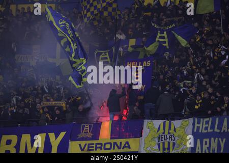 Verona, Italien. Dezember 2024. Hellas Verona Fans waren während des italienischen Fußballspiels zwischen Hellas Verona und AC Milan im Stadio Marcantonio Bentegodi zu sehen. Endpunktzahl: Mailand 1:0 Verona. (Foto von Emanuele Pennacchio/SOPA Images/SIPA USA) Credit: SIPA USA/Alamy Live News Stockfoto