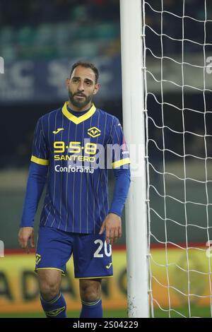 Verona, Italien. Dezember 2024. Grigoris Kastanos aus Hellas Verona war während des italienischen Fußballspiels zwischen Hellas Verona und AC Milan im Stadio Marcantonio Bentegod zu sehen. Endpunktzahl: Mailand 1:0 Verona. (Foto von Emanuele Pennacchio/SOPA Images/SIPA USA) Credit: SIPA USA/Alamy Live News Stockfoto