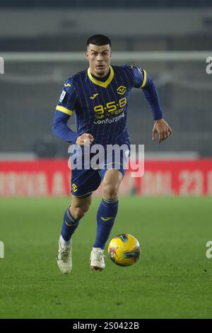 Verona, Italien. Dezember 2024. Flavius Daniliuc von Hellas Verona kontrolliert den Ball während des italienischen Fußballspiels der Serie A Hellas Verona gegen den AC Milan im Stadio Marcantonio Bentegodi in Verona, Italien Endergebnis; Mailand 1:0 Verona. (Foto von Emanuele Pennacchio/SOPA Images/SIPA USA) Credit: SIPA USA/Alamy Live News Stockfoto