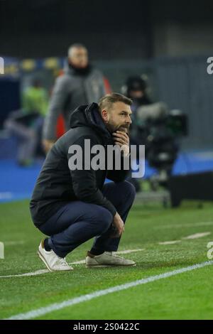 Verona, Italien. Dezember 2024. Paolo Zanetti Cheftrainer von Hellas Verona war während des italienischen Fußballspiels Hellas Verona gegen AC Milan im Stadio Marcantonio Bentegodi zu sehen. Endpunktzahl: Mailand 1:0 Verona. (Foto von Emanuele Pennacchio/SOPA Images/SIPA USA) Credit: SIPA USA/Alamy Live News Stockfoto