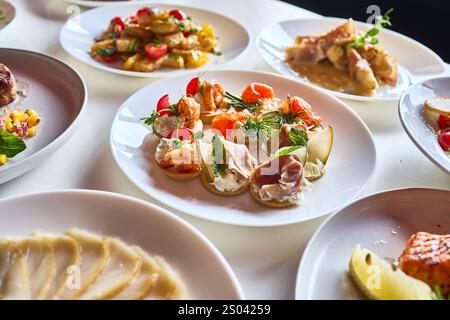 Eine Auswahl an wunderschönen Gourmetgerichten, einschließlich Vorspeisen, Hauptgerichten und Salaten. Stockfoto