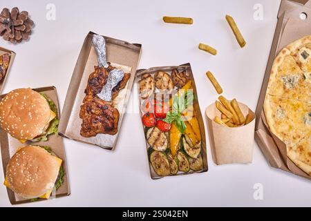 Eine Auswahl gesunder Mahlzeiten zum Mitnehmen, darunter Salate, gegrilltes Huhn und Gemüse. Stockfoto