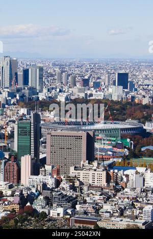 TOKIO, JAPAN - 23. November 2018: Blick von oben auf die Skyline von Tokio einschließlich des Nationalstadions, das für die Olympischen Spiele 2020 in Tokio gebaut wird. Stockfoto