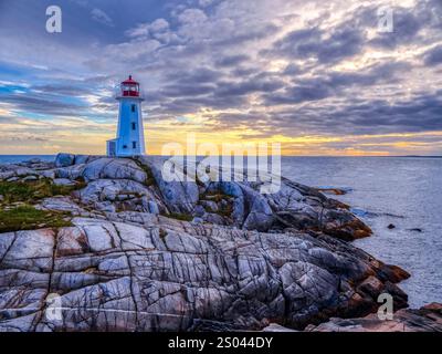 Sonnenuntergang am Peggys Point Lighthouse, auch bekannt als Peggys Cove Lighthouse, am östlichen Eingang der St. Margarets Bay in Peggys Cove Nova Scotia Kanada Stockfoto