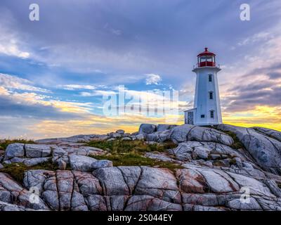 Sonnenuntergang am Peggys Point Lighthouse, auch bekannt als Peggys Cove Lighthouse, am östlichen Eingang der St. Margarets Bay in Peggys Cove Nova Scotia Kanada Stockfoto