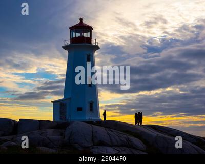 Sonnenuntergang am Peggys Point Lighthouse, auch bekannt als Peggys Cove Lighthouse, am östlichen Eingang der St. Margarets Bay in Peggys Cove Nova Scotia Kanada Stockfoto