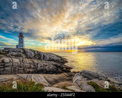 Sonnenuntergang am Peggys Point Lighthouse, auch bekannt als Peggys Cove Lighthouse, am östlichen Eingang der St. Margarets Bay in Peggys Cove Nova Scotia Kanada Stockfoto