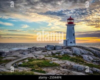 Sonnenuntergang am Peggys Point Lighthouse, auch bekannt als Peggys Cove Lighthouse, am östlichen Eingang der St. Margarets Bay in Peggys Cove Nova Scotia Kanada Stockfoto