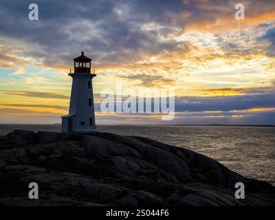 Sonnenuntergang am Peggys Point Lighthouse, auch bekannt als Peggys Cove Lighthouse, am östlichen Eingang der St. Margarets Bay in Peggys Cove Nova Scotia Kanada Stockfoto