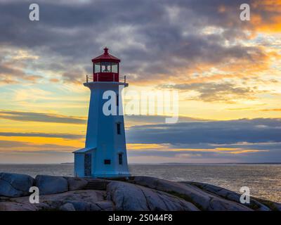 Sonnenuntergang am Peggys Point Lighthouse, auch bekannt als Peggys Cove Lighthouse, am östlichen Eingang der St. Margarets Bay in Peggys Cove Nova Scotia Kanada Stockfoto