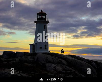 Sonnenuntergang am Peggys Point Lighthouse, auch bekannt als Peggys Cove Lighthouse, am östlichen Eingang der St. Margarets Bay in Peggys Cove Nova Scotia Kanada Stockfoto