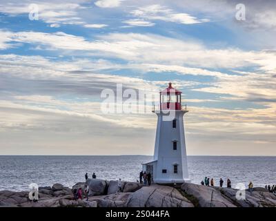 Peggys Point Lighthouse, auch bekannt als Peggys Cove Lighthouse am östlichen Eingang der St. Margarets Bay in Peggys Cove Nova Scotia Kanada Stockfoto