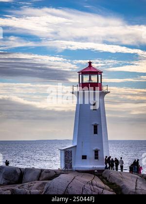 Peggys Point Lighthouse, auch bekannt als Peggys Cove Lighthouse am östlichen Eingang der St. Margarets Bay in Peggys Cove Nova Scotia Kanada Stockfoto